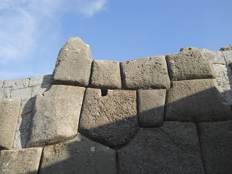 Cusco, Sacsayhuam�n, terrace 1, wall with a drainage chiannel opening
