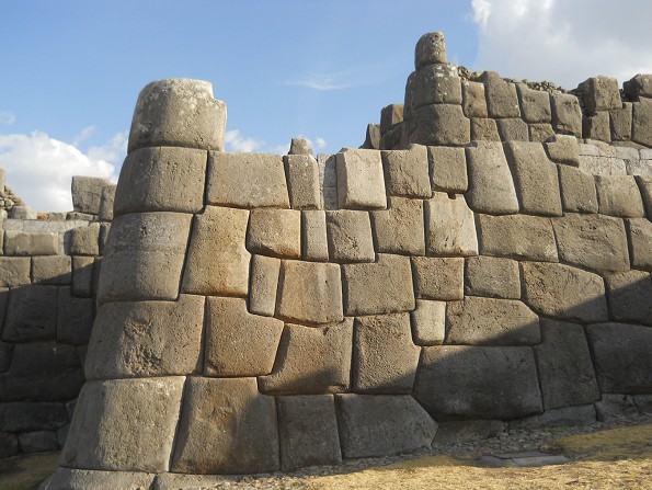 Cusco, Sacsayhuamn, erste Terrassenstufe, Mauer mit Vielecksteinen