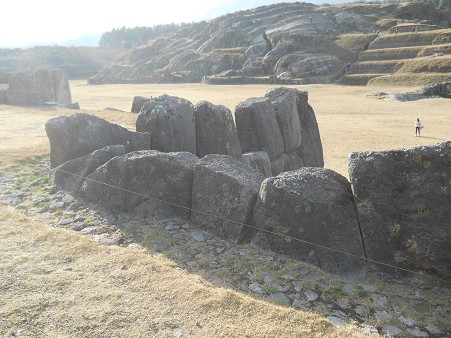Cusco, Sacsayhuam�n, terrace 1, head stones 01
