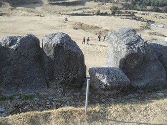 Cusco, Sacsayhuam�n, terrace 1, head stones 02