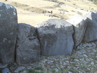 Cusco, Sacsayhuam�n, terrace 1, head stones 03