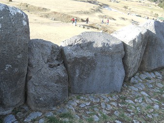 Cusco, Sacsayhuamn, terrace 1, head stones 03