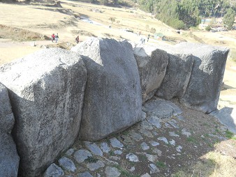 Cusco, Sacsayhuamn, terrace 1, head stones 04