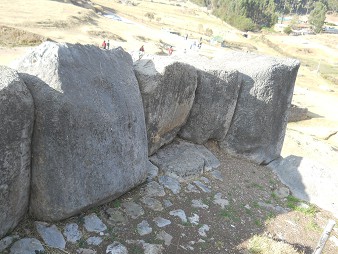 Cusco, Sacsayhuamn, terrace 1, head stones 05