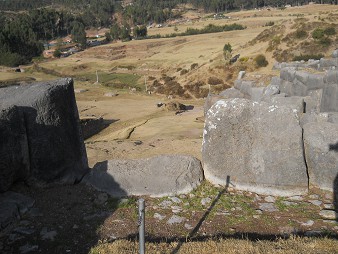 Cusco, Sacsayhuamn, terrace 1, head stones 06