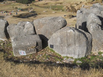 Cusco, Sacsayhuam�n, terrace 1, head stones 07