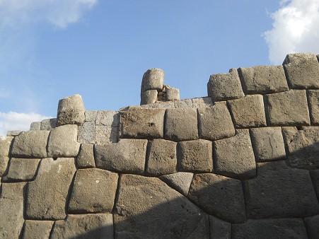 Cusco, Sacsayhuamn, erste Terrassenstufe, Mauer mit einem weissen Stein, der praktisch dreieckig ist