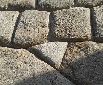 Cusco, Sacsayhuamn, segundo piso, muro con piedra
              casi triangular blanca, primer plano detalle 15
