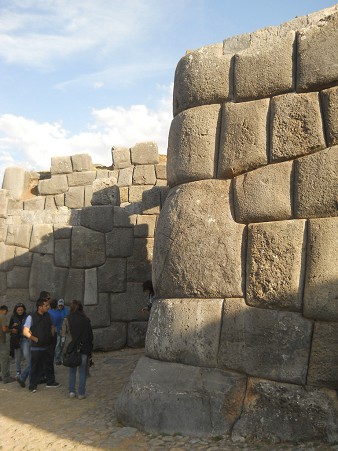 Cusco, Sacsayhuamn, segundo piso, muro con su zona angular con piedras casi cuadradas y rectangulares