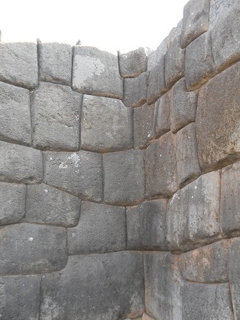 Cusco, Sacsayhuamn, erste Terrassenstufe, Inneneckbereich mit kleinen Steinen