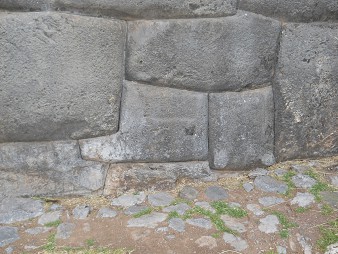 Cusco, Sacsayhuamn, erste Terrassenstufe, Inneneckbereich mit kleinen Steinen - Vieleckstein, Detail 16