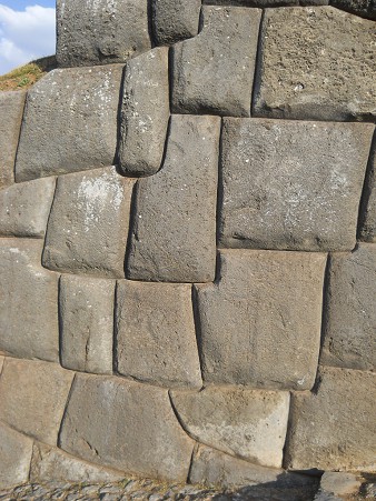 Cusco, Sacsayhuamn, segundo piso, muro con piedra con curva larga