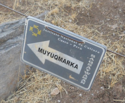 Cusco, Sacsayhuam�n, terrace 1, signpost to Muyuqmarka