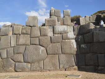 Cusco, Sacsayhuam�n, segundo piso, muro con una piedra poligonal de 10 rincones 04