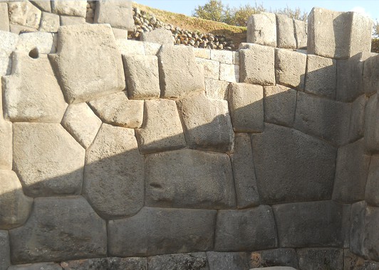 Cusco, Sacsayhuam�n, segundo piso, muro 08, detalle 04, flor, primer plano