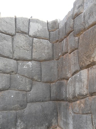 Cusco, Sacsayhuam�n, segundo piso, zona de un rinc�n con piedras peque�as