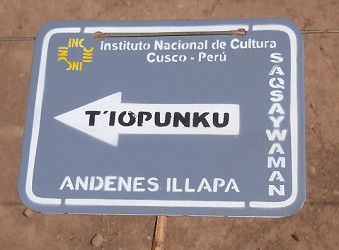 Sacsayhuamn, terrace 2: signpost to T'Iopunku