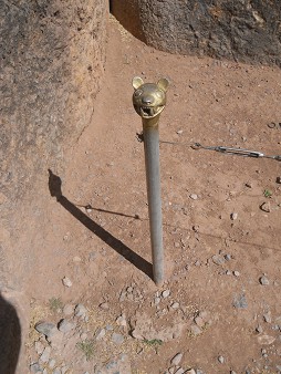 Palo en metal con la figura de una cara de un felino