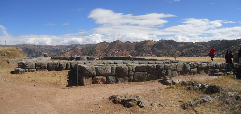 Sacsayhuamn (Cusco), terrace 4, view to groundwork and panorama 02