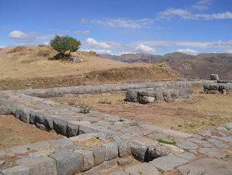 Sacsayhuamn (Cusco), terrace 4, view to groundwork 08 with tree 02