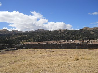 Sacsayhuamn (Cusco), vierte Terrassenstufe, eine lange Mauer 1