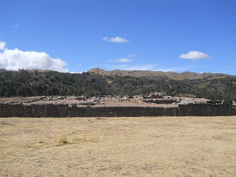 Sacsayhuamn (Cusco), terrace 4, a long wall 02