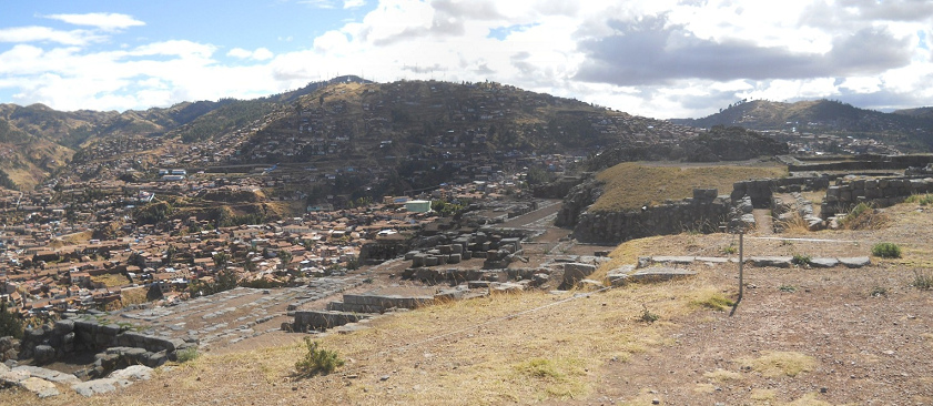 Sacsayhuamn (Cusco), vierte Terrassenstufe, Sicht auf Cusco, Panorama