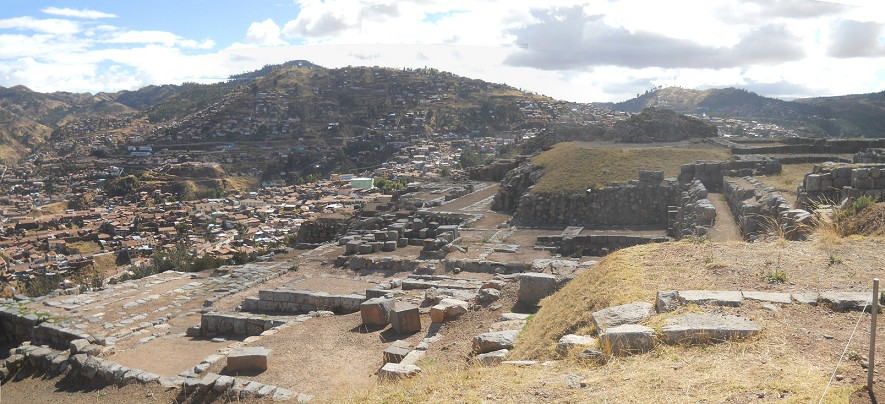 Sacsayhuam�n (Cusco), quinto piso, vista a fundamentos en pisos diversos, panorama
