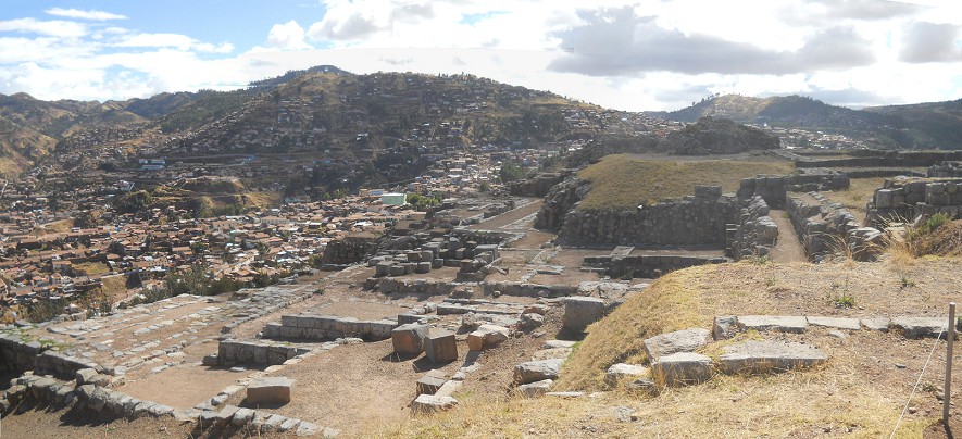 Sacsayhuamn (Cusco), vierte Terrassenstufe, Sicht auf Fundamente der unteren Terrassenstufen, Panoramafoto