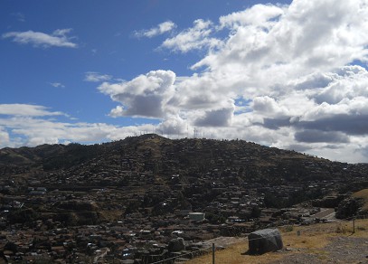 Sacsayhuamn (Cusco), vierte Terrassenstufe, Sicht auf Cusco 07