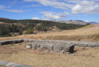 Sacsayhuamn (Cusco), vierte Terrassenstufe, Fundamente 12 mit einem grossen Tisch 01
