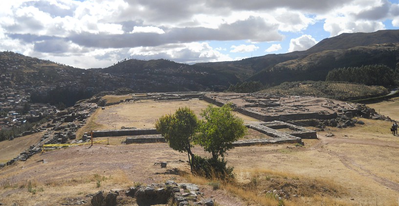 Sacsayhuamn (Cusco), vierte Terrassenstufe, Sicht
              von der Hhe des Baumes nach unten auf die Fundamente