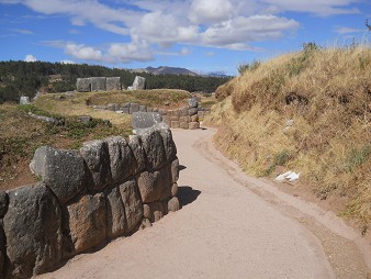 Sacsayhuamn (Cusco), vierte Terrassenstufe, Rckweg, Mauern 1