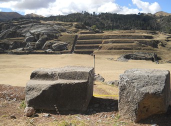 Sacsayhuamn (Cusco), quinto piso, regreso, dos piedras grandes