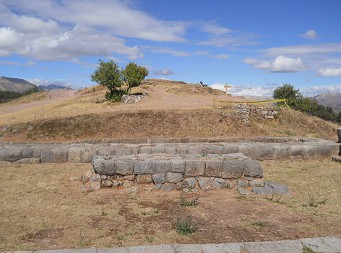 Sacsayhuam�n (Cusco), terrace 4, groundwork 12+13 with a big stone table 02