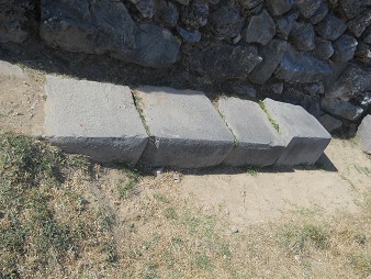 Sacsayhuam�n (Cusco), la colina aplanada, las piedras cuadradas y rectangulares al inicio de las terrazas al lado de la escalera