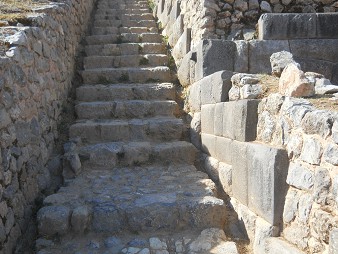 Sacsayhuamn (Cusco), die Treppe auf den abgeflachten Hgel 01
