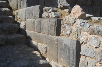 Sacsayhuam�n (Cusco), la colina aplanada, la escalera con piedras cortadas al lado 01