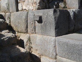 Sacsayhuam�n (Cusco), la colina aplanada, la escalera con piedras cortadas al lado 02