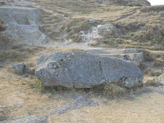 Sacsayhuam�n (Cusco), en la colina aplanada, piedra gigante deformada