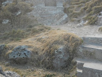 Sacsayhuamn (Cusco), en la colina aplanada, piedra deformada como fundida