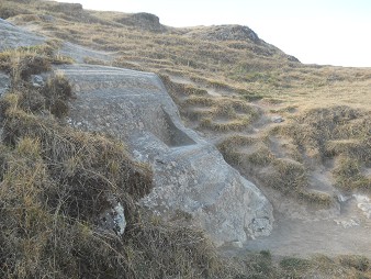 Sacsayhuamn (Cusco), auf dem abgeflachten Hgel, Thron aus dem Felsen gehauen 03, Seitenansicht