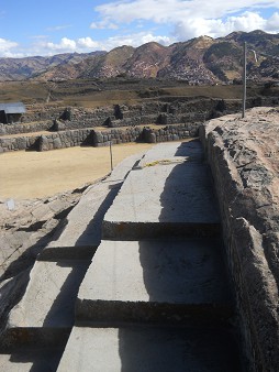 Sacsayhuamn (Cusco), auf dem abgeflachten Hgel, der gigantische Mehrfachthron - Nahaufnahme 01