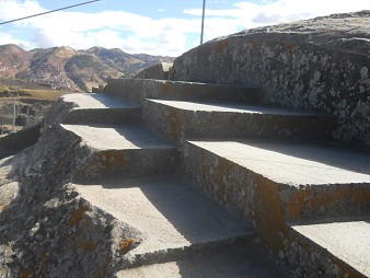 Sacsayhuam�n (Cusco), en la colina aplanada, el trono gigante, primer plano 02