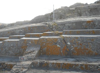 Sacsayhuam�n (Cusco), el trono gigante en la colina aplanada, primer plano vista frontal 02