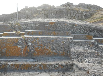 Sacsayhuam�n (Cusco), el trono gigante en la colina aplanada, primer plano vista frontal 03