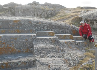 Sacsayhuam�n (Cusco), el trono gigante en la colina aplanada, primer plano vista frontal 04