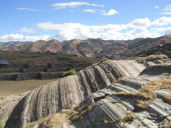 Sacsayhuam�n (Cusco), en la colina aplanada, arcos grandes 10
