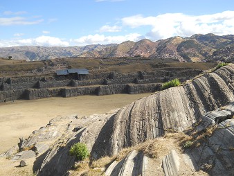 Sacsayhuam�n (Cusco), en la colina aplanada, arcos grandes 11