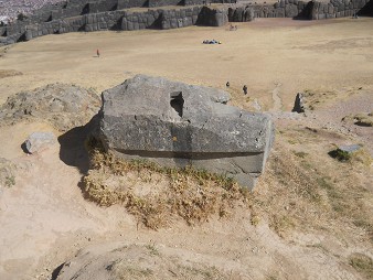 Sacsayhuam�n (Cusco), en la colina aplanada, parte singular de un edificio con cortes rectas y curvadas, primer plano